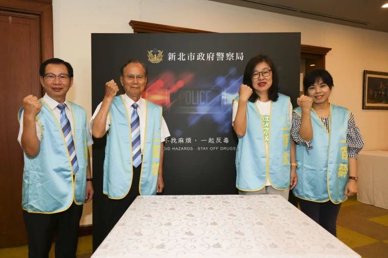 台北百齡扶輪社前後屆社長合照。