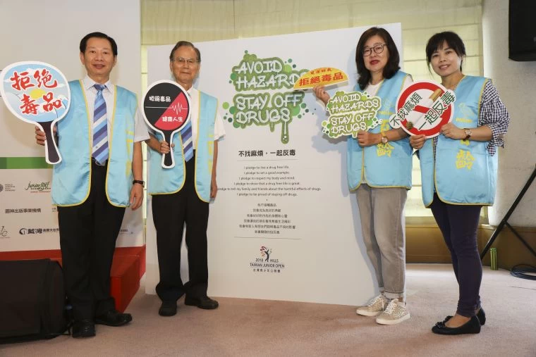 台北百齡扶輪社長杜佳莉(右2)、上屆第九屆社長褚明洲(左2)、下屆社長當選人林龍山。