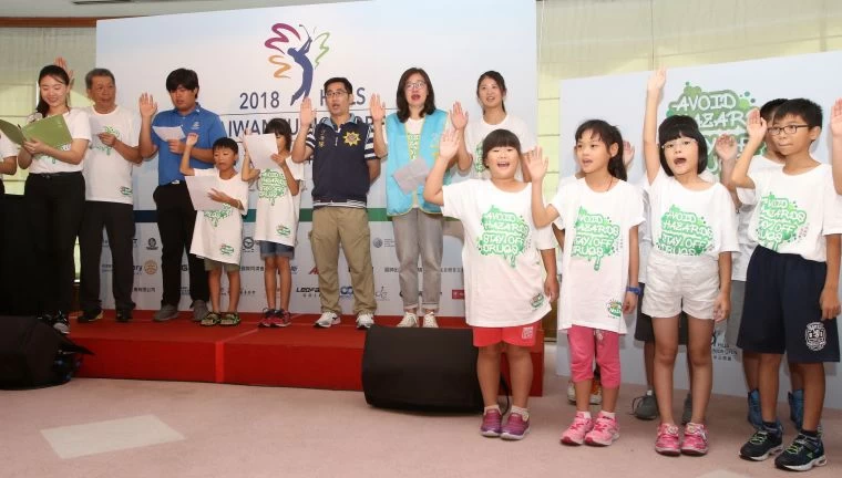 台灣高爾夫推廣發展協會理事長翁耀堂(左二).新北市警察局少年警察隊(左六).台北百齡扶輪社長杜嘉莉(左七).和新北市中和興南國小朋友在開幕儀式中一起反毒宣誓。