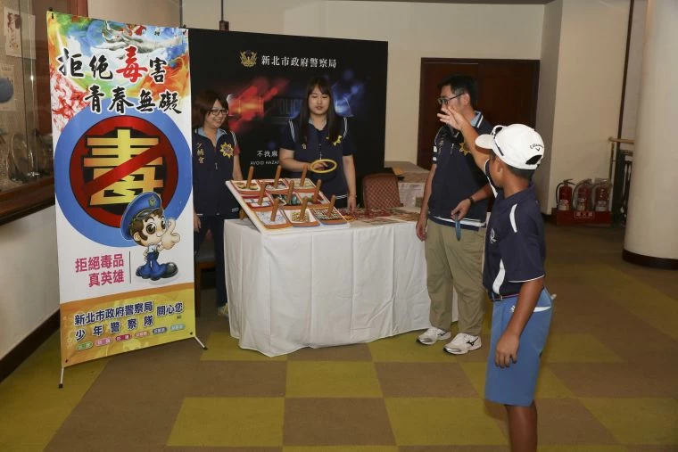 新北市政府警察局少年警察隊反毒宣導攤位互動畫面。