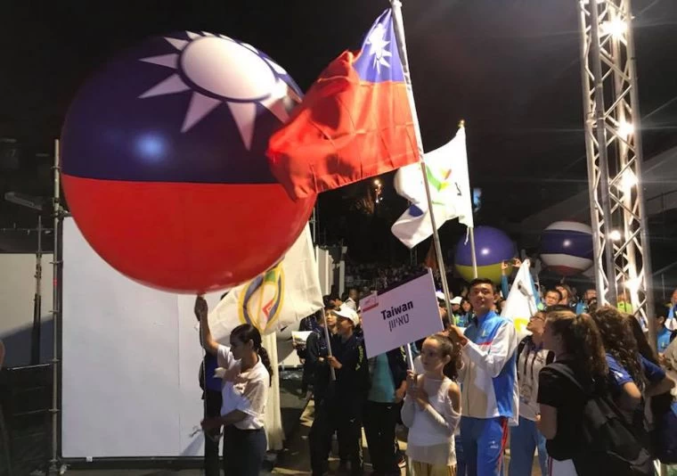 國際少年運動會時，我代表隊持國旗進場。莊一鴻／提供。