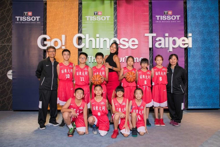 超級應援大使—王麗雅(中)用愛力挺小選手們勇敢追夢帶領苗栗大同國小男女籃球隊選手接受天梭表集氣回饋活動。