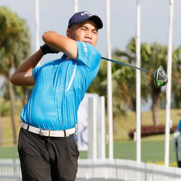 陳霆宇71桿(-1)，目前男子A組並列第一。