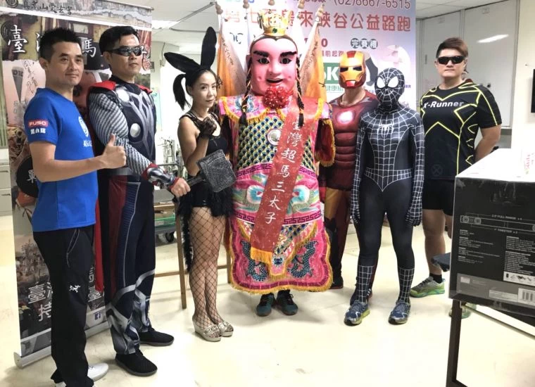 超級英雄和三太子邀大家一起報名參加第二屆勇士盃公益路跑賽。大會/提供。