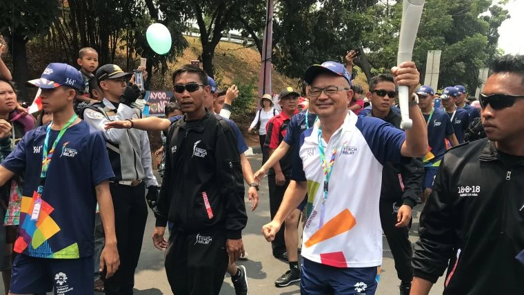由摩曼頓陳文福協理擔任台灣火炬手的廠商代表。361°提供