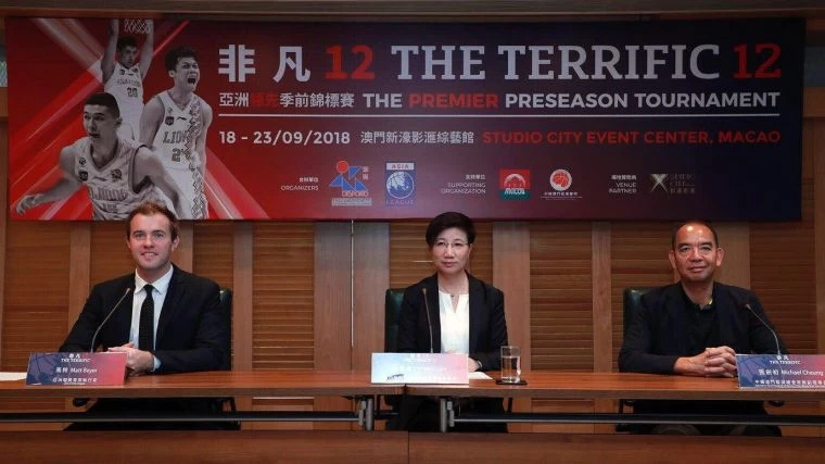 澳門特別行政區政府體育局副局長林蓮驕（中）、中國澳門籃球協會常務副理事長張劍初（右）、亞洲聯賽首席執行官馬特（左）出席了新聞發布會