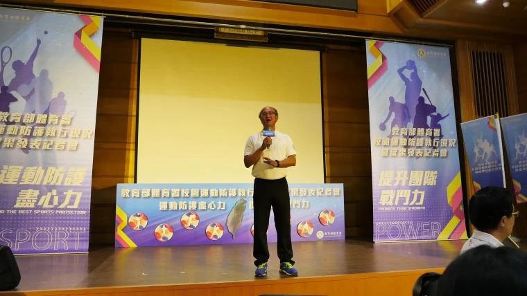 棒球亞運國手詹子賢(中)出席台灣運彩造勢。