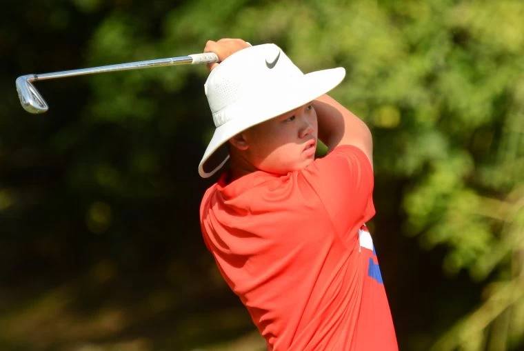 陳亮宇以兩回合總桿143桿(-1)暫居男子B組第一。