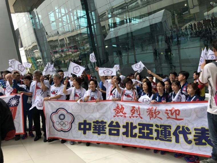 不少印尼僑胞在機場接機。長庚提供