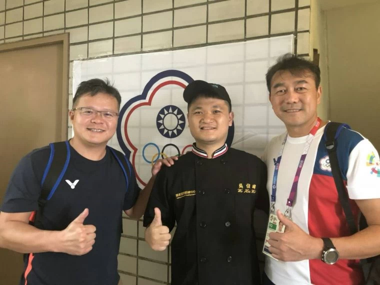 中華隊的醫療後盾和營養高手(左為長庚骨科周文毅醫師,中間為亞運隨隊廚師吳信緯,右為長庚復健科林瀛洲醫師)。長庚提供