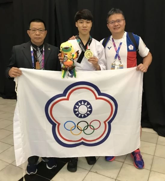 陳靖(中)傷後復出奪牌，與李山龍教練(左)及周文毅醫師(右)合影。