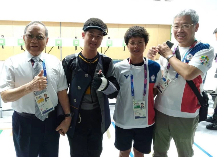 呂紹全(左二)在亞運射擊賽男子十公尺空氣步槍奪銅。中華民國射擊協會／提供。