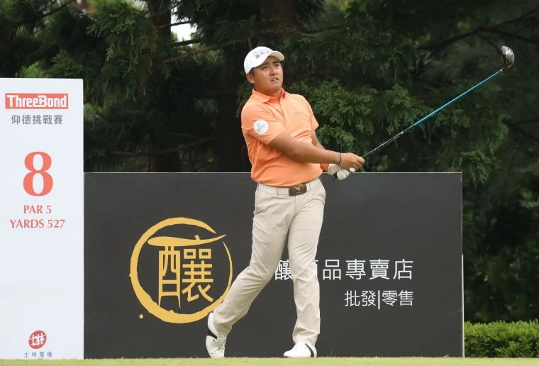 第一回合葉昱辰71桿(-1)暫列第一。鍾豐榮攝