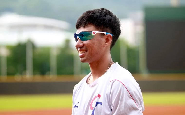 中華隊戴如量戴上梅花限定版中華隊鏡超帥氣。720armour運動眼鏡／提供。