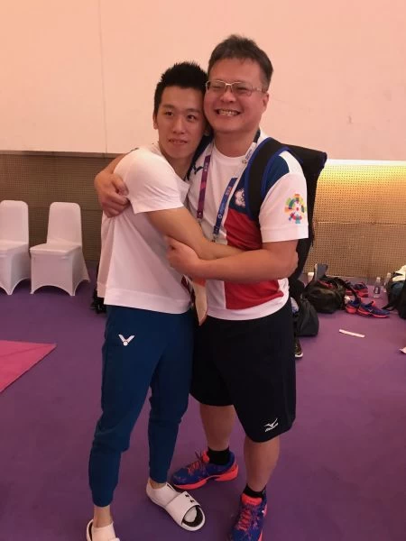 賽後李智凱(左)至後台找周文毅醫師(右),兩人激動得緊緊抱在一起慶祝。
