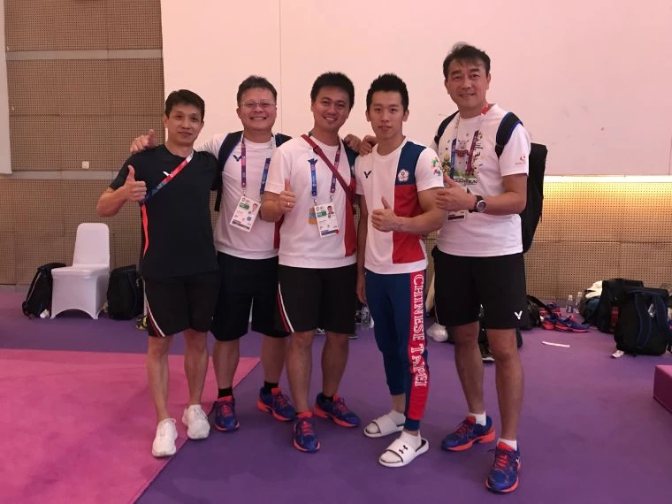 體操項目穿金戴銀,選手、教練與醫療防護團隊合影,左至右為體操林育信教練、長庚骨科周文毅醫師、王瑞翔防護師、鞍馬金牌李智凱、長庚復健科林瀛洲醫師。