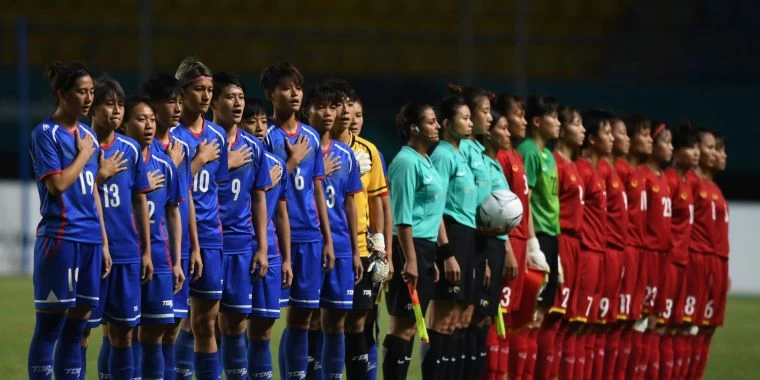 台、越女足交手。大會提供