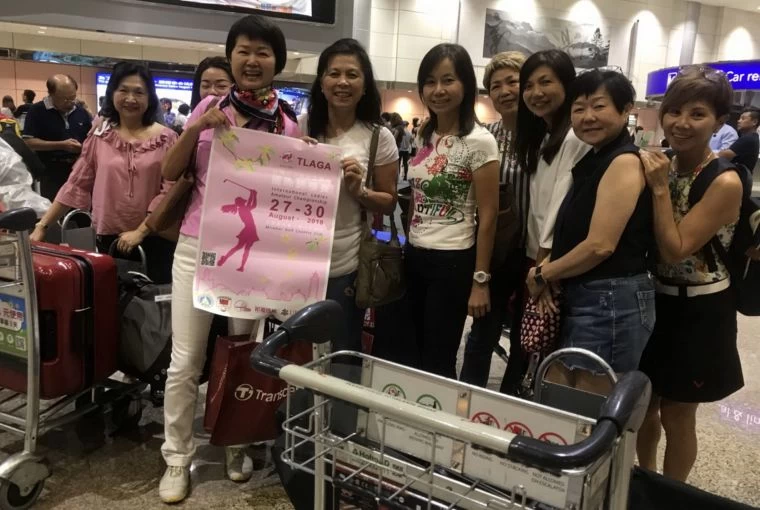 中華婦女會長何美貞(前排左一)去機場接機,與香港隊選手合影。