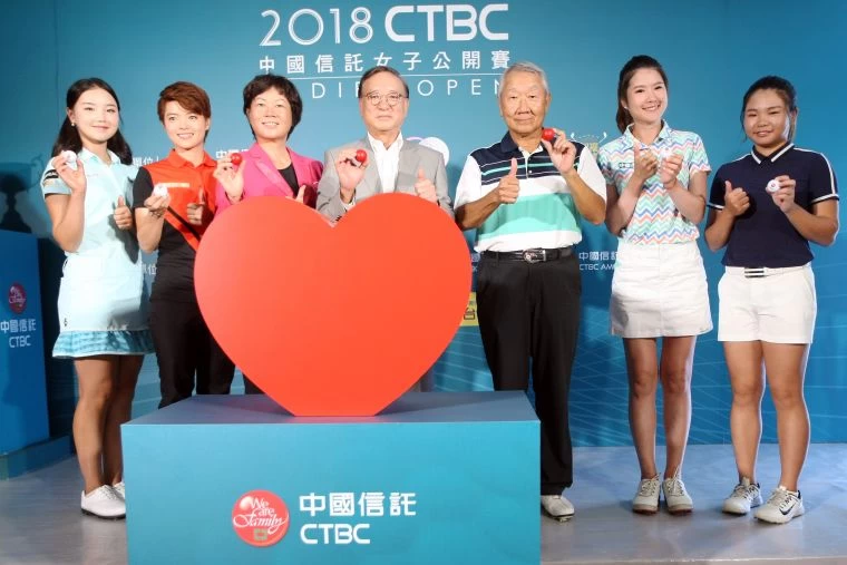 貴賓與選手代表投入愛心球，完成比賽開幕啟動儀式。