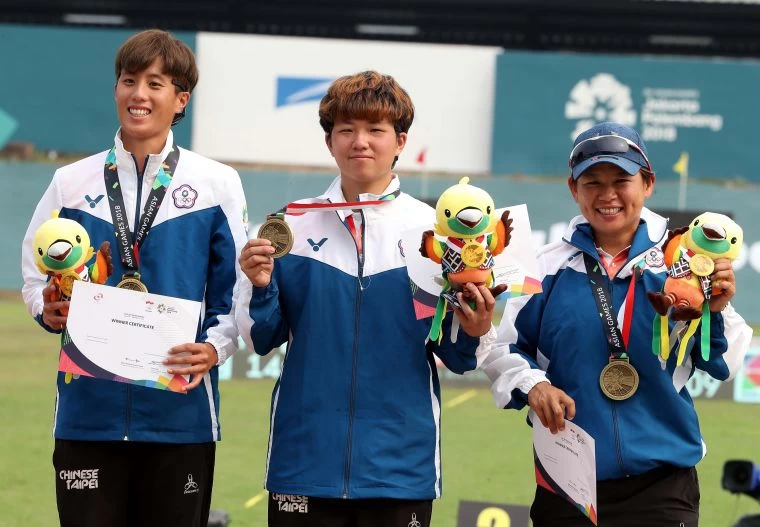 中華女子複合弓隊林明靜(左起)、陳怡瑄和陳麗如奪銅。李天助/攝影