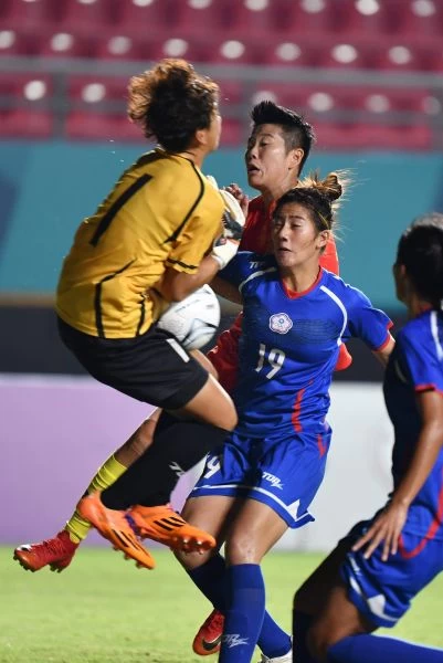 中華女足苗卯足勁防守。法新社