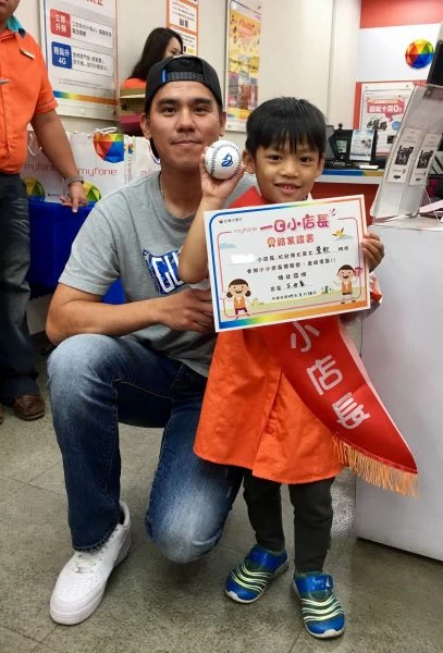 富邦悍將球員林晨樺(左)頒發一日小店長結業證書給家扶中心小朋友。