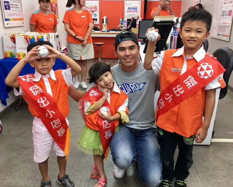 富邦悍將球員林晨樺(右二)大讚認真完成任務的小朋友個個都是「傑出店長」。