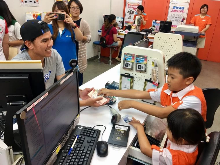 小小店長為顧客結帳,體驗第一線服務人員工作。