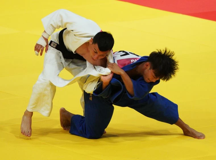 楊勇緯(左)為台灣奪下暌違8年的亞運柔道獎牌。李天助攝