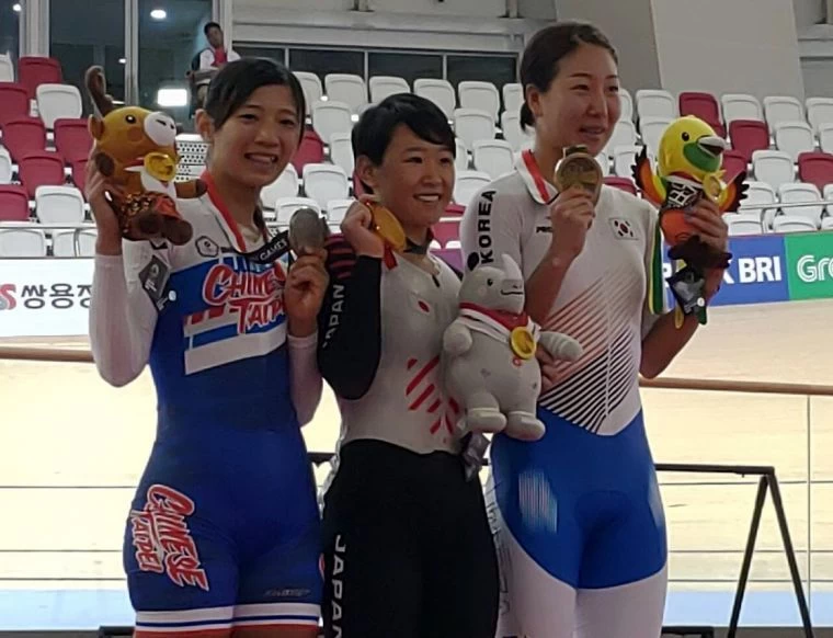黃亭茵(左)勇奪自由車女子全能賽銀牌。楊東蓁／提供。