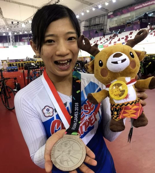 黃亭茵勇奪自由車女子全能賽銀牌。中華奧會/提供。