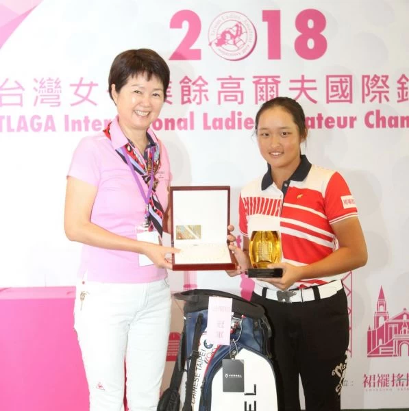 2018台灣女子業餘高爾夫國際錦標賽.中華婦女會長何美貞(左)頒冠軍獎杯給公開組台灣吳佳晏。鍾豐榮攝