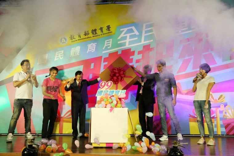 羽球球后戴資穎(左二),知名主播盛竹如(左三),體育署林哲宏副署長(右三)與寶島叫賣哥葉昇峻(右二)一起揭開驚喜包為「全民運動購起來」展開活動序幕。