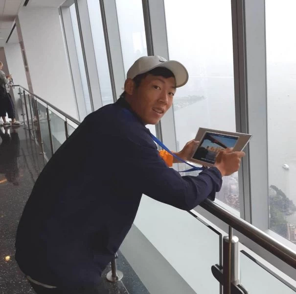 曾俊欣到美國世貿一遊。四維基金會提供
