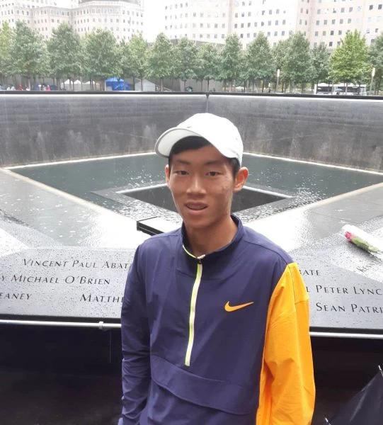 曾俊欣到美國世貿遺址參觀。四維基金會提供