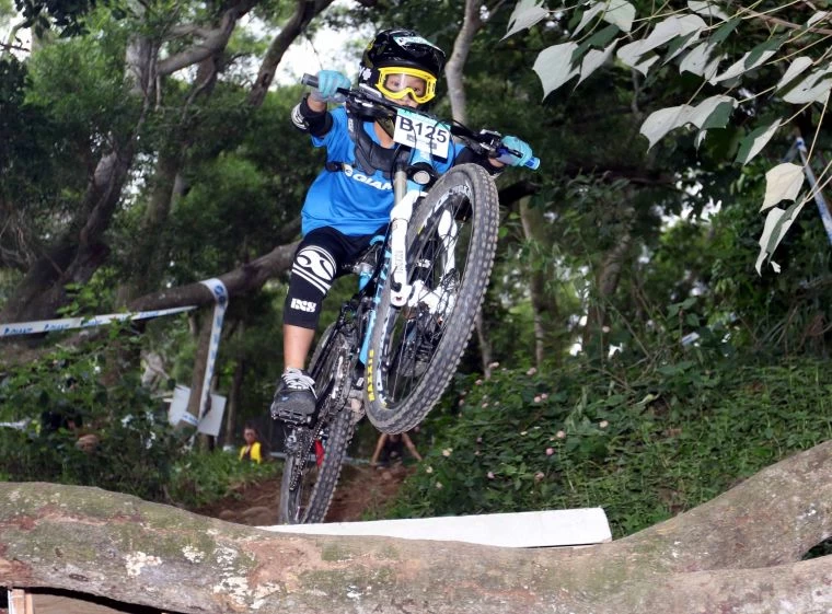 12歲的「齊哥」劉子齊是全地形耐力賽選手中年紀最小的，但架勢十足。捷安特／提供。