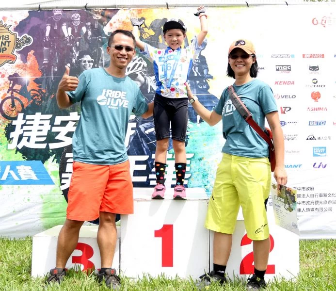 劉俊鴻和太太林欣慧昨天參加林道越野賽，今天帶女兒劉千華來比小鐵人兩項。捷安特／提供。