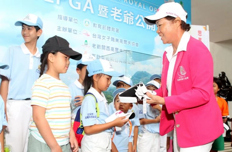 TLPGA鄭美琦(右)理事長代表思嘉關懷列車贈送高球帽及球給山溪地元素營小朋友。鍾豐榮攝