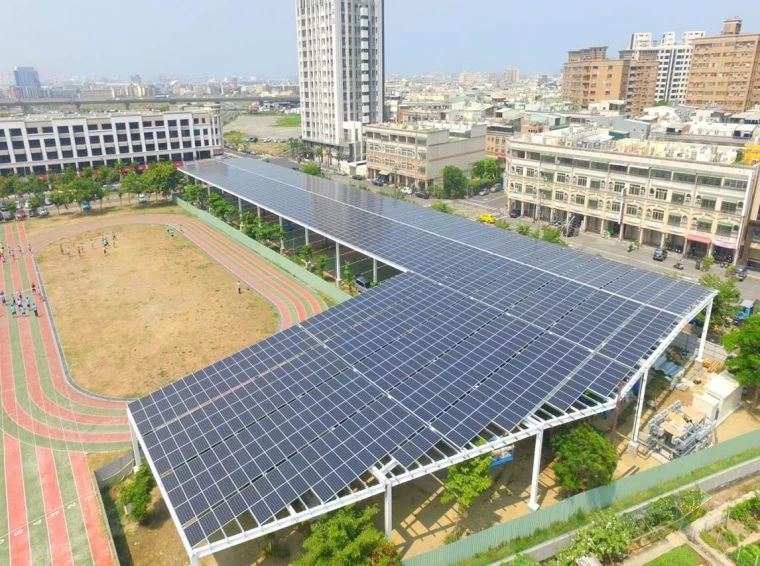 高雄市鳳翔國中設置全國首座太陽能光電風雨球場。