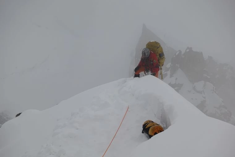 呂忠翰在第2營地,遇到大風雪、營地極小,一不小心都可能墜落。
