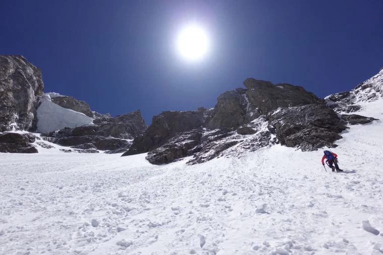 呂忠翰挑戰全球第九高峰,往第2營地,要穿冰爪踢1000公尺長雪坡,架繩與運補。