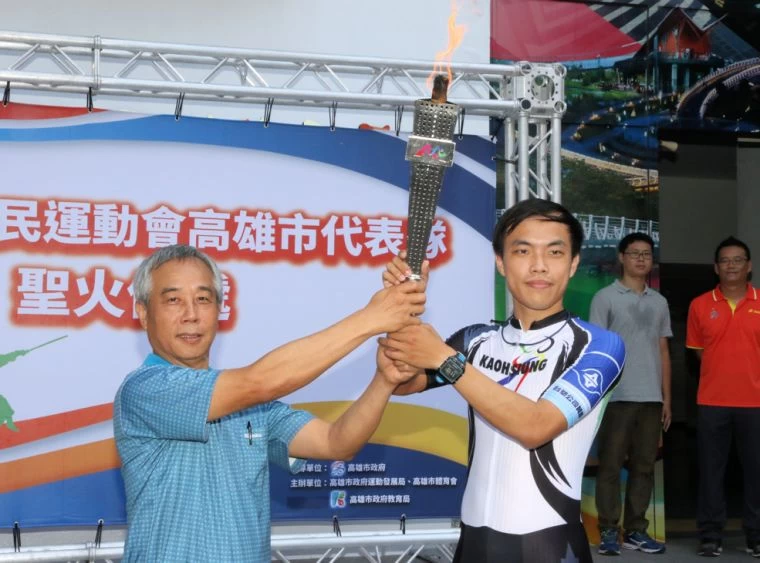 高雄市政府運發局代理局長周明鎮(左)將主火炬轉交高雄聖火隊領隊趙祖政。高雄市政府運動發展局提供