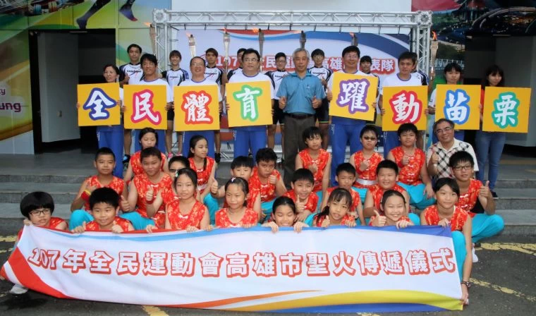107年全民運動會聖火傳遞今天上午在高雄市政府運動發展局大門口展開傳遞與交接儀式。高雄市政府運動發展局提供