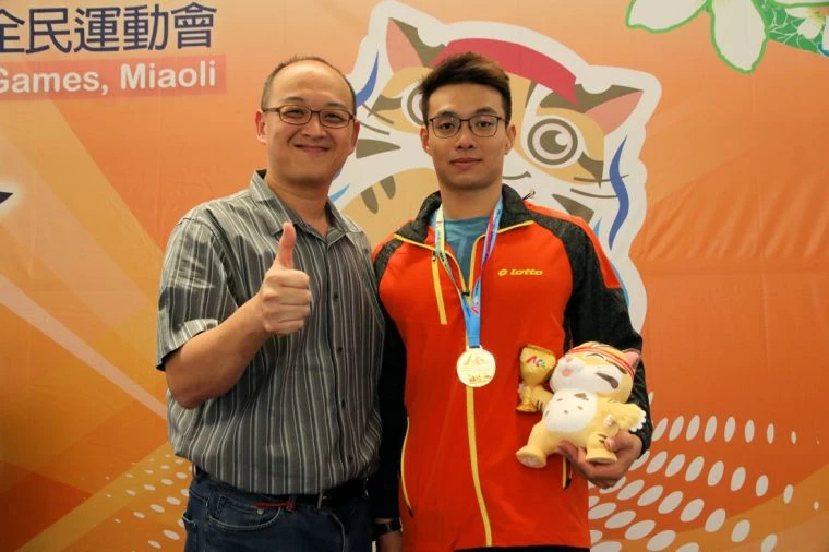 高雄市運動發展局主秘藍偉仁(左)與囊括1金2銀2銅的林建龍合影。高雄市政府運動發展局提供
