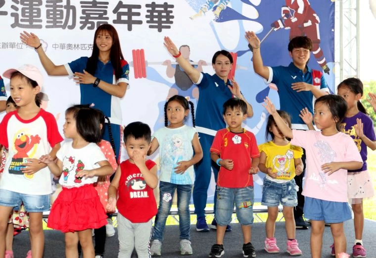郭婞淳(後排中)世錦賽將轉戰59公斤級。林嘉欣／攝影。
