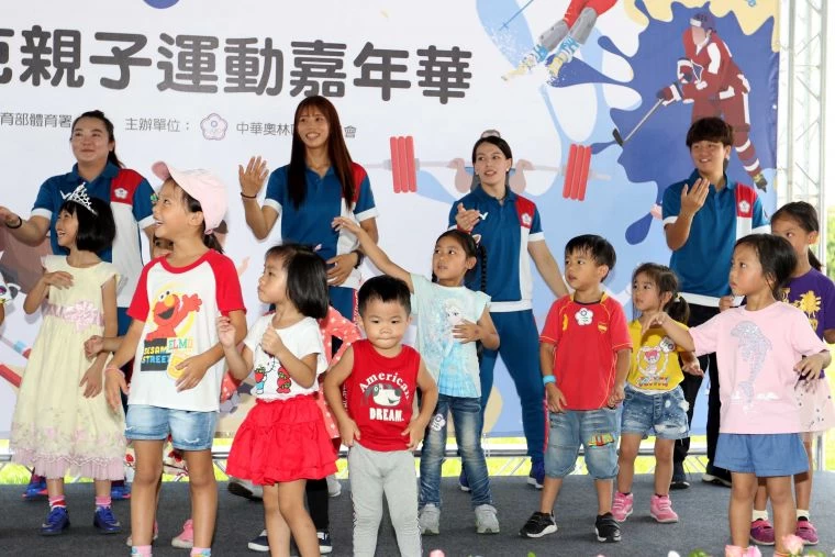 郭婞淳(後排右二)。林嘉欣／攝影。