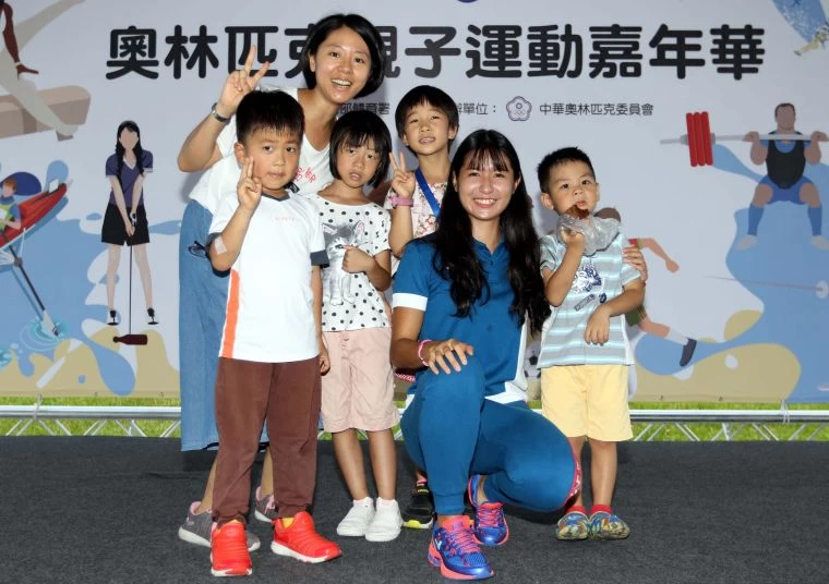 徐媽媽(後)帶著小姐弟們開心和廖晏均(前排右二)合影。林嘉欣／攝影。