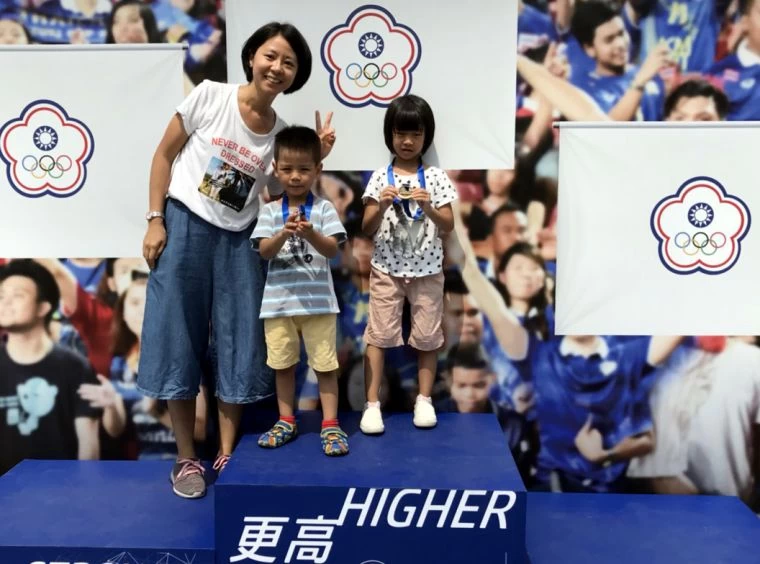徐媽媽帶一對兒女一起參加奧林匹克親子運動嘉年華會。徐媽媽／提供。
