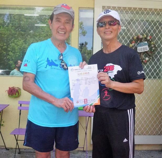 馬英九與鐵人理事長劉玉峯合影。中華民國鐵人三項協會提供