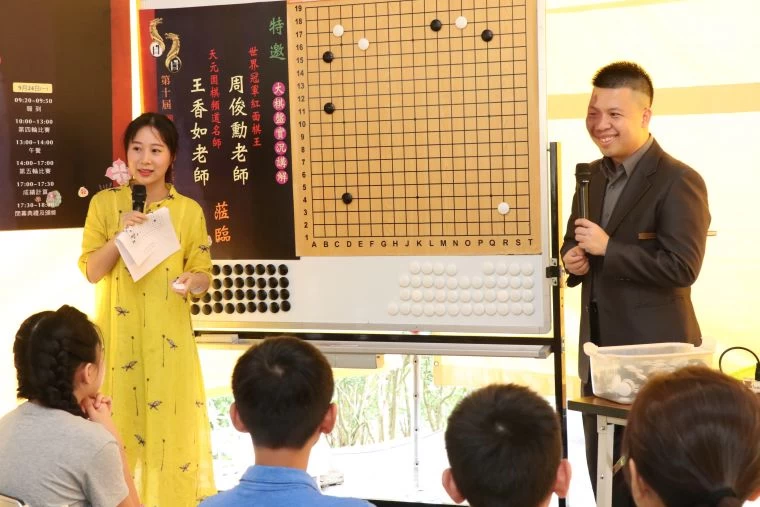 大會在今(24)日邀請紅面棋王周俊勳與天元圍棋頻道解棋名師王香如聯袂為關鍵賽事進行現場同步大盤講解。大會提供